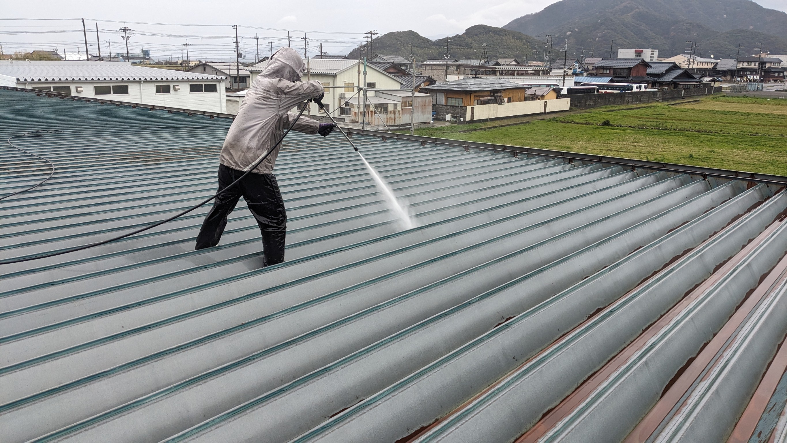 太陽光パネルを設置する前に、 サビ落とし、洗浄からしていきます